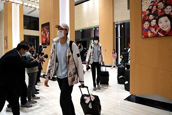 施天齐看着陈小昭、训斥道：瞎说什么呢？跟你说过多少次，不要给叶大师添麻烦，你这丫头怎么就听不懂呢？陈小昭只好委屈的点了点头，不敢再多说。