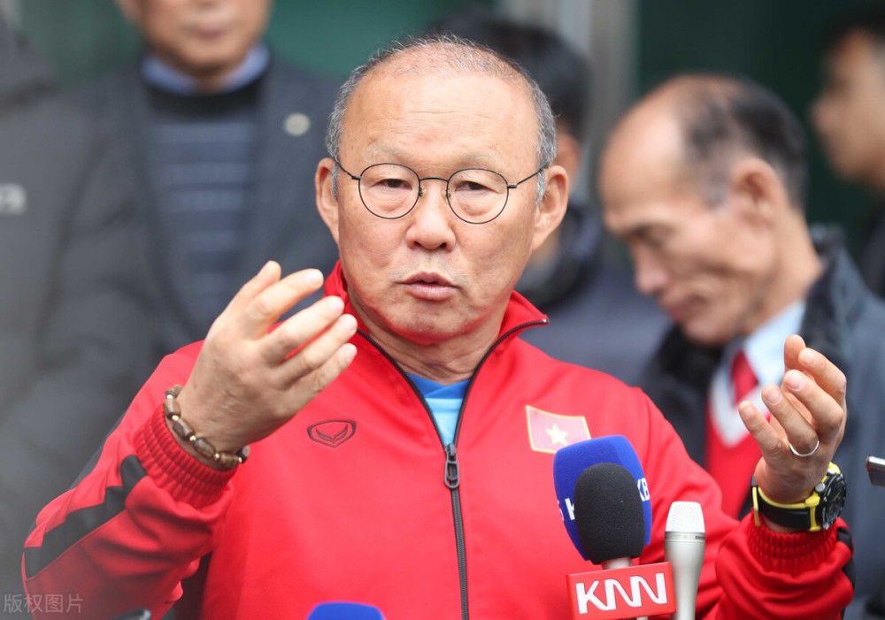 一些球迷向我询问瓦拉内的情况，有消息称红魔愿意给瓦拉内提供一份降薪续约合同，我可以确认这一点。